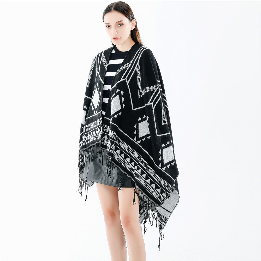 Unisex Ethno-Poncho aus weichem Strick mit Fransen und geometrischem Muster – Taviero