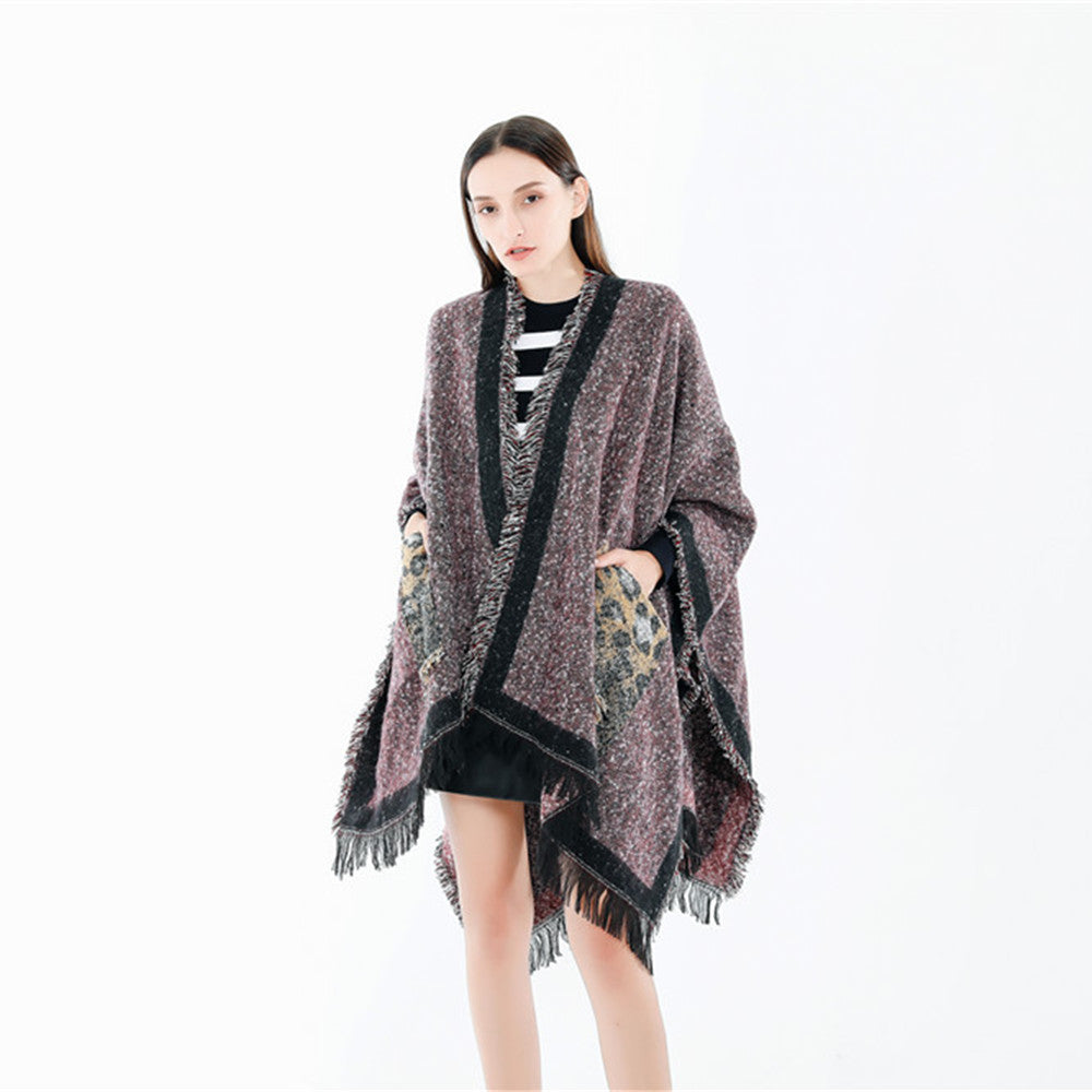 Damen Oversize-Ruana-Poncho im wolligen Mix mit Fransen und Kontrastkante – Montévia