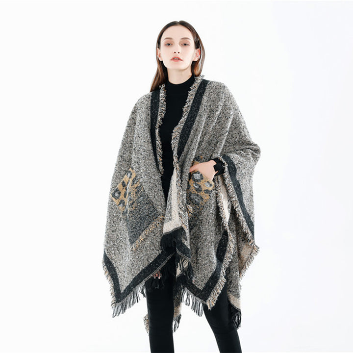 Damen Oversize-Ruana-Poncho im wolligen Mix mit Fransen und Kontrastkante – Montévia