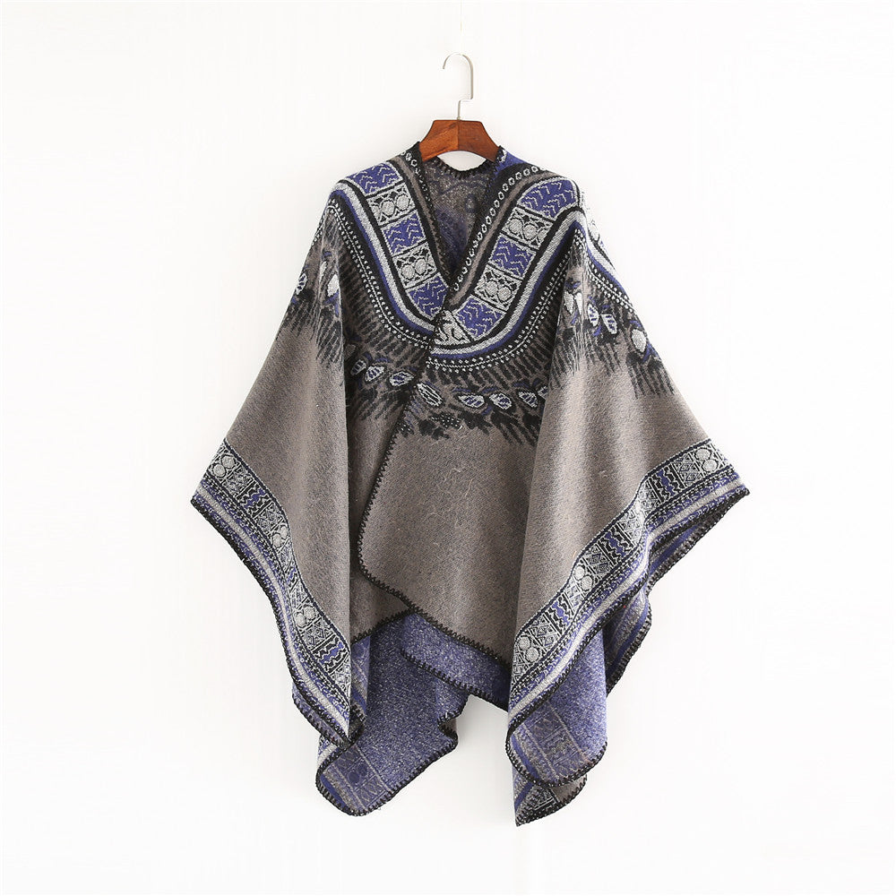 Damen Oversize-Ruana-Poncho im Ethno-Jacquard mit V-Ausschnitt und Bordürenkante – Célinea