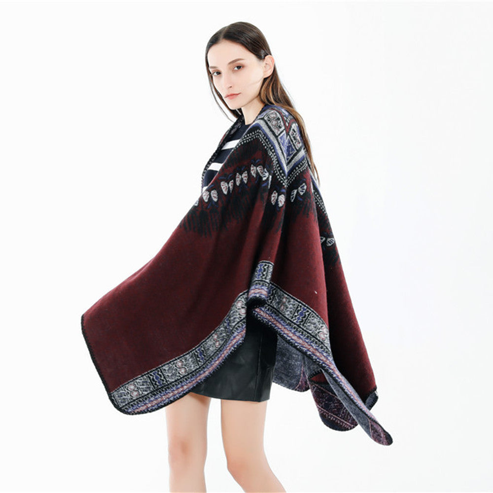 Damen Oversize-Ruana-Poncho im Ethno-Jacquard mit V-Ausschnitt und Bordürenkante – Célinea