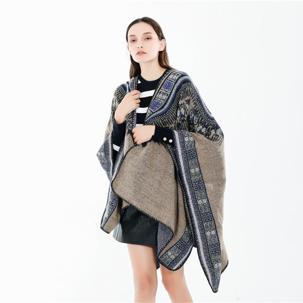 Damen Oversize-Ruana-Poncho im Ethno-Jacquard mit V-Ausschnitt und Bordürenkante – Célinea