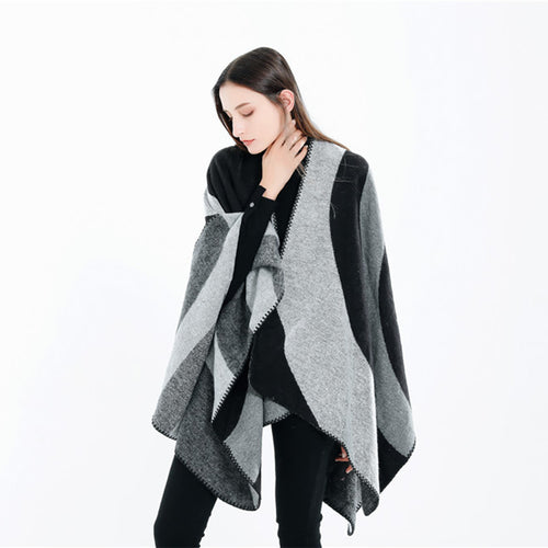 Damen Weichfallender Cape‑Überwurf im Oversize‑Ruana‑Stil mit kontrastierenden Rundflächen und Zierkettnaht – Célinea