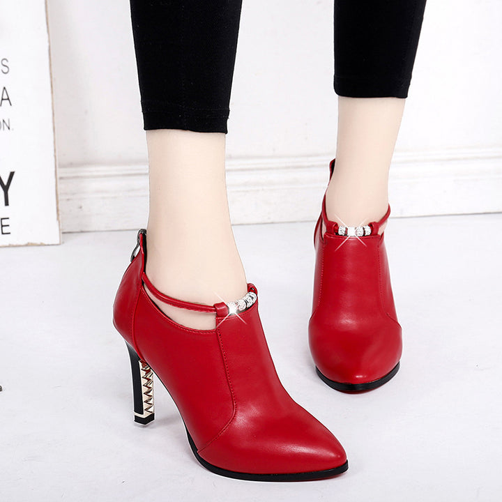 Damen nan elegante knöchelhohe Stiefelette mit spitzer Form Schmuckriemen und goldbesetztem Stilettoabsatz Echo Archiv