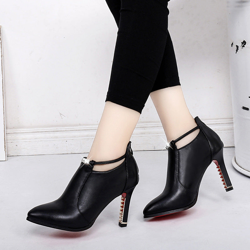 Damen nan elegante knöchelhohe Stiefelette mit spitzer Form Schmuckriemen und goldbesetztem Stilettoabsatz Echo Archiv