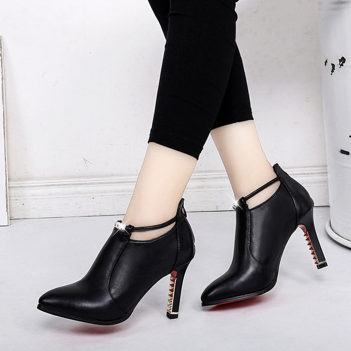 Damen nan elegante knöchelhohe Stiefelette mit spitzer Form Schmuckriemen und goldbesetztem Stilettoabsatz Echo Archiv