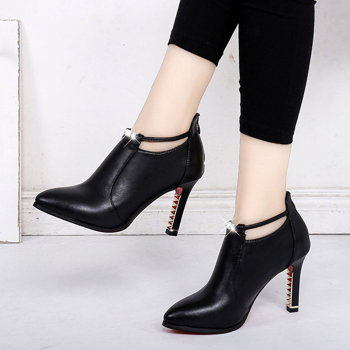 Damen nan elegante knöchelhohe Stiefelette mit spitzer Form Schmuckriemen und goldbesetztem Stilettoabsatz Echo Archiv