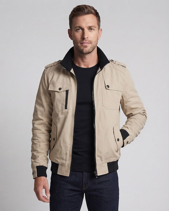 Herren Kurzblouson im Utility‑Field‑Design mit Stehkragen, Schulterepauletten und verdeckten Reißverschlusstaschen Echoarchiv