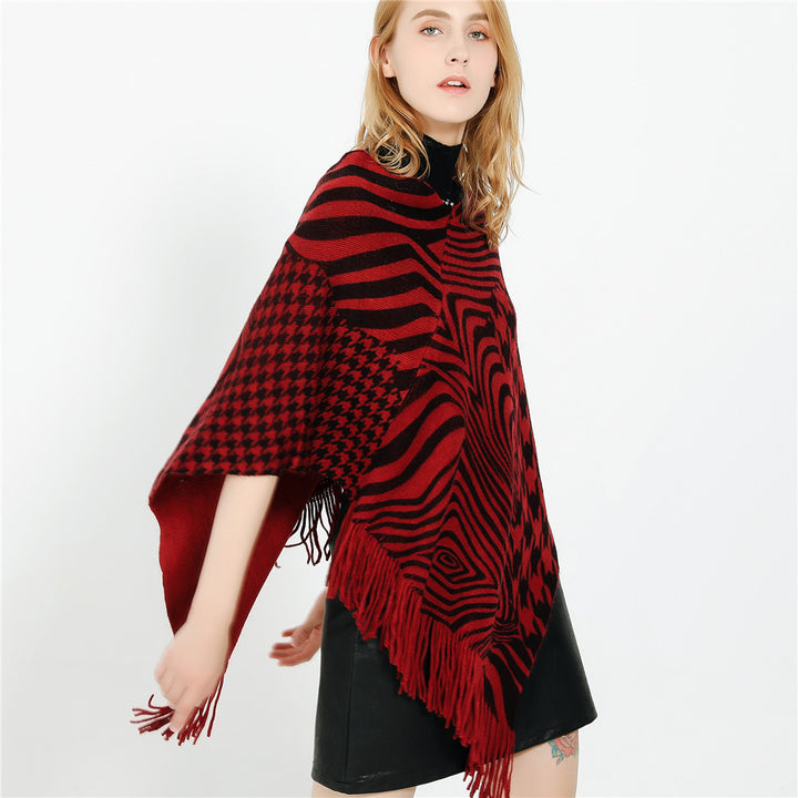 Damen Fransen-Poncho im Oversize mit grafischem Jacquard und asymmetrischem Zipfelsaum Echo Archiv