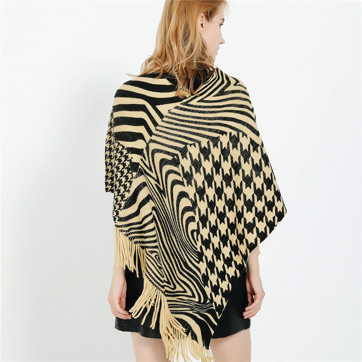 Damen Fransen-Poncho im Oversize mit grafischem Jacquard und asymmetrischem Zipfelsaum Echo Archiv