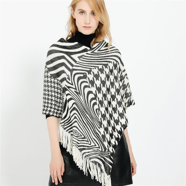 Damen Fransen-Poncho im Oversize mit grafischem Jacquard und asymmetrischem Zipfelsaum Echo Archiv