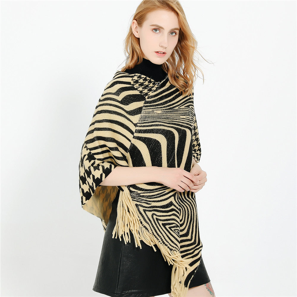 Damen Fransen-Poncho im Oversize mit grafischem Jacquard und asymmetrischem Zipfelsaum Echo Archiv