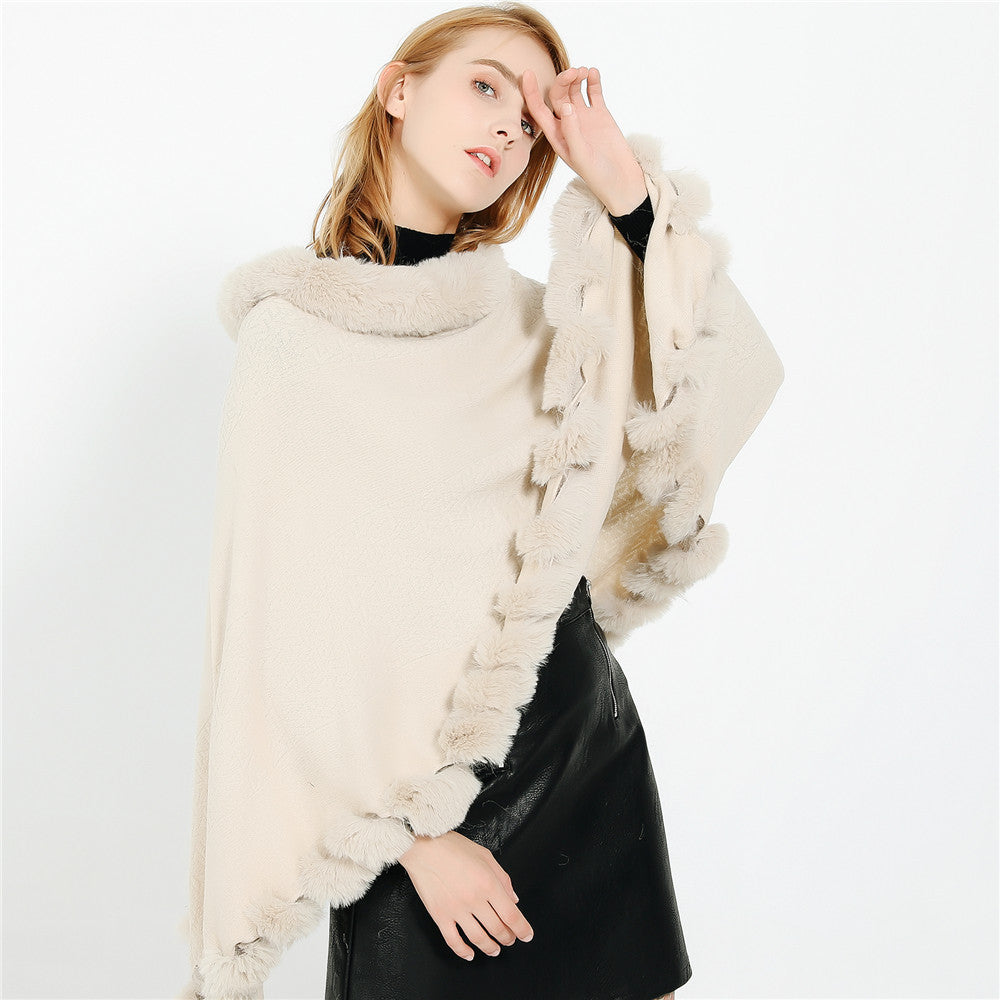 Damen Eleganter Capeponcho aus Wollmix mit Kunstfellbesatz und Pompon-Details – Montévia