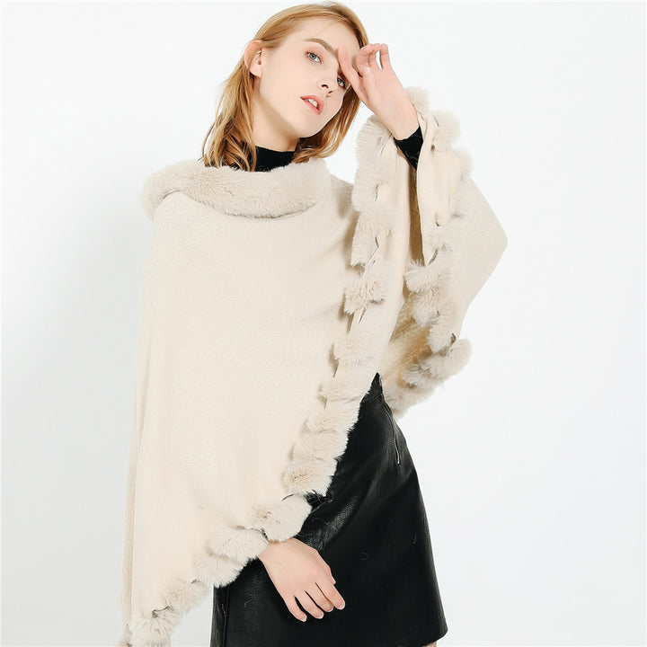 Damen Eleganter Capeponcho aus Wollmix mit Kunstfellbesatz und Pompon-Details – Montévia