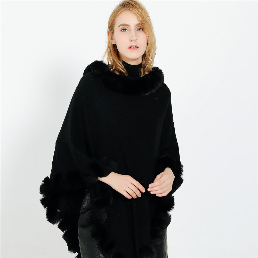 Damen Eleganter Capeponcho aus Wollmix mit Kunstfellbesatz und Pompon-Details – Montévia
