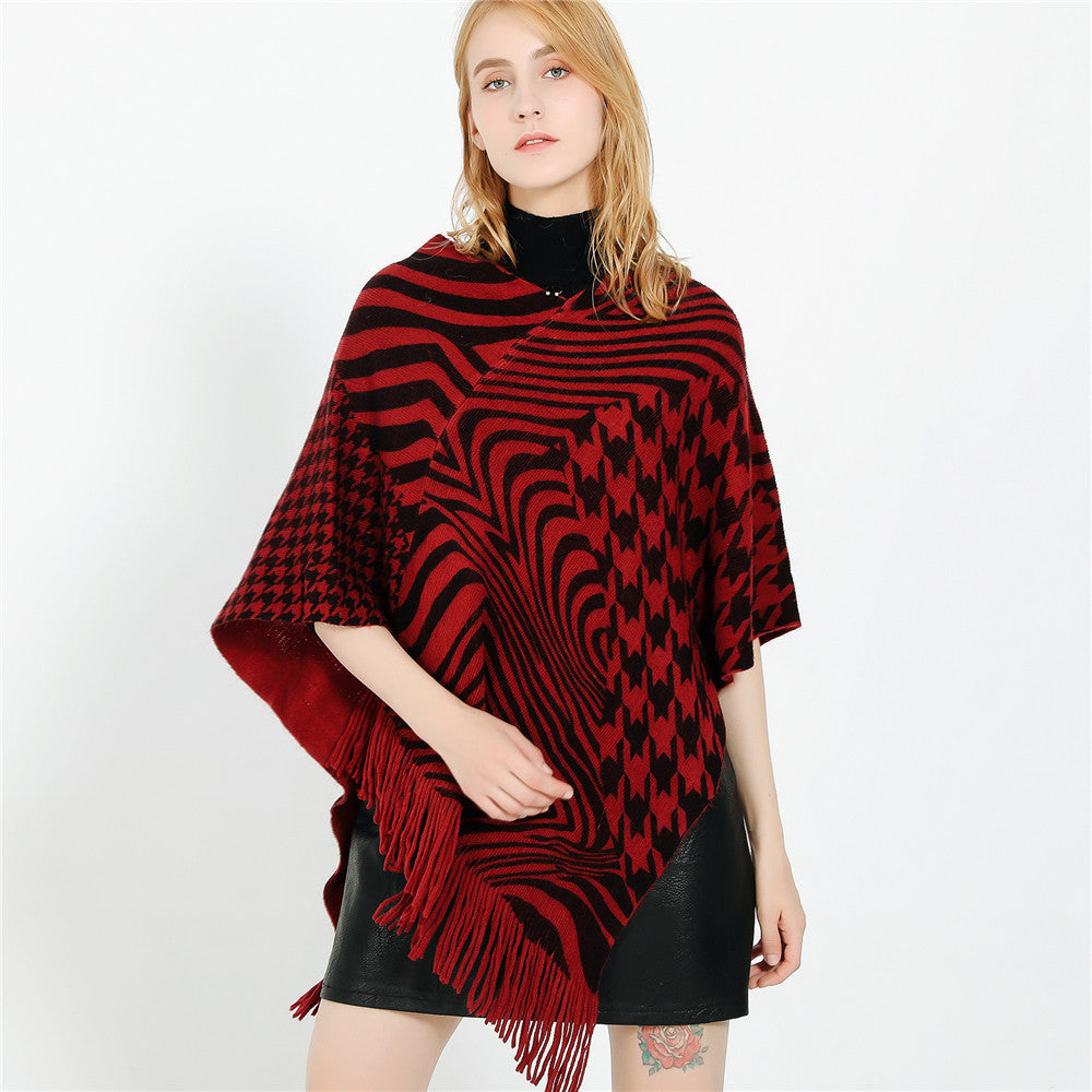 Damen Fransen-Poncho im Oversize mit grafischem Jacquard und asymmetrischem Zipfelsaum Echo Archiv