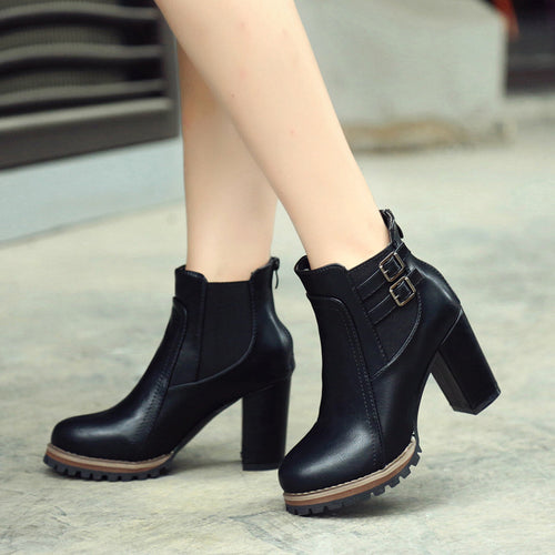 Damen nan elegante Plateau-Stiefelette mit robuster Profilsohle, hohem Blockabsatz und doppeltem Schnallenriemen Echo Archiv