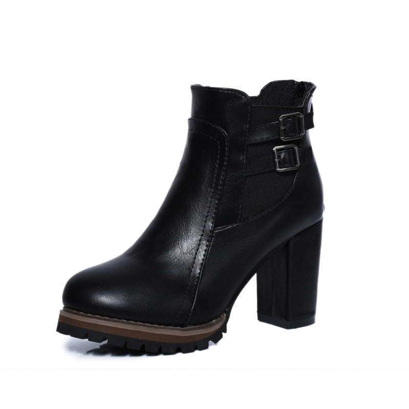 Damen nan elegante Plateau-Stiefelette mit robuster Profilsohle, hohem Blockabsatz und doppeltem Schnallenriemen Echo Archiv