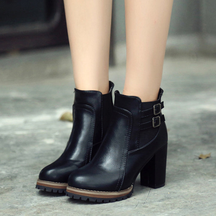 Damen nan elegante Plateau-Stiefelette mit robuster Profilsohle, hohem Blockabsatz und doppeltem Schnallenriemen Echo Archiv