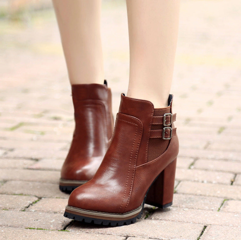 Damen nan elegante Plateau-Stiefelette mit robuster Profilsohle, hohem Blockabsatz und doppeltem Schnallenriemen Echo Archiv