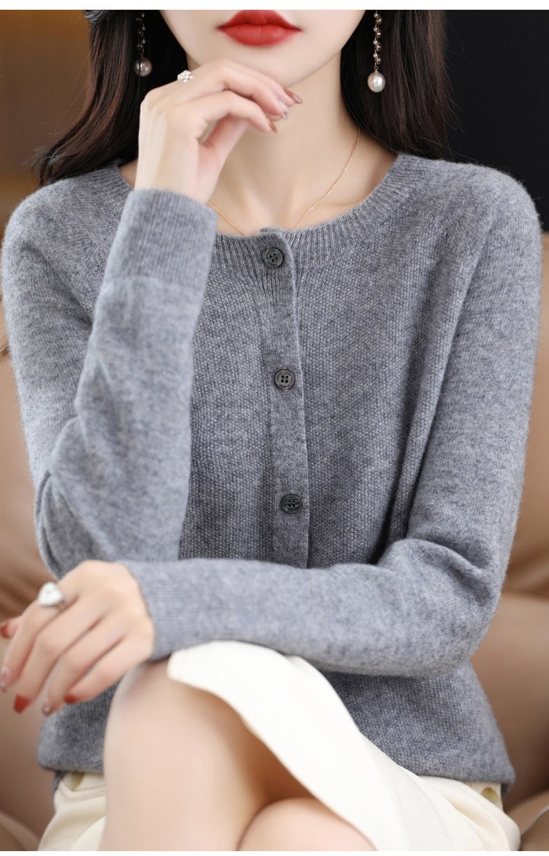 Echoarchiv | Merino Wollstrickjacke mit Rundhalsausschnitt und Langen Ärmeln