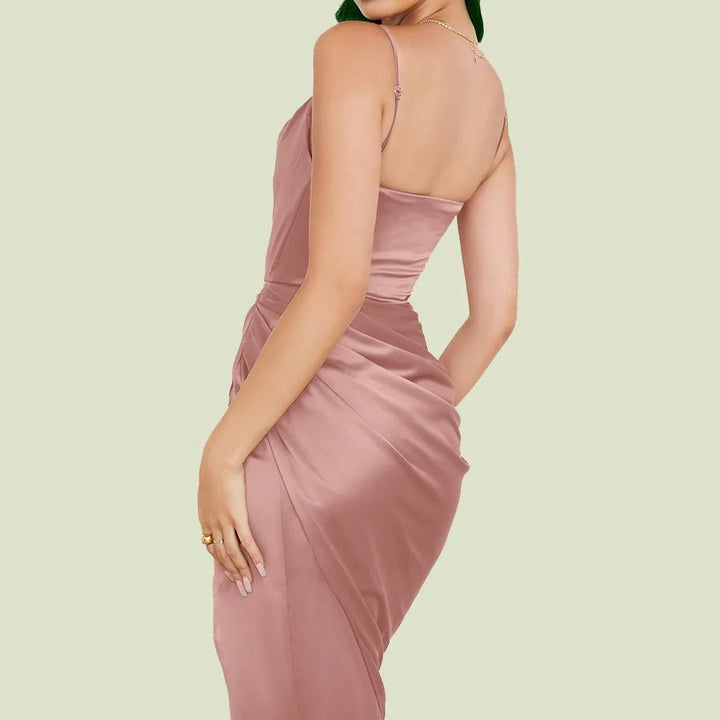 Kleid aus Satin mit Volants und schmalen Trägern