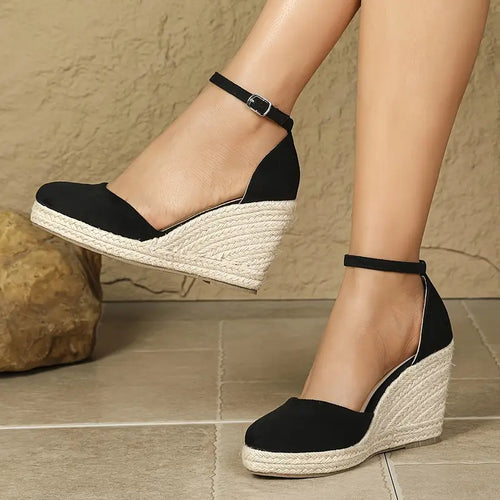 Elegante Damen-Keilsandalen mit Knöchelriemen Echoarchiv