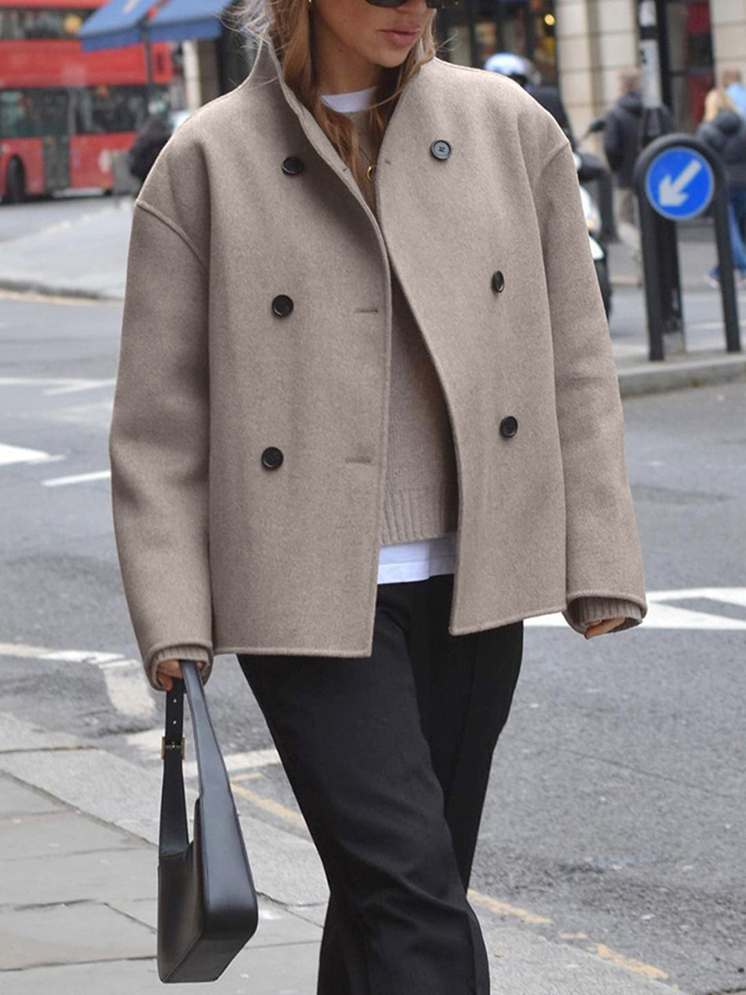 Damenjacke – Kurze Wolljacke in Beige mit Stehkragen & Knopfverschluss – Célinea