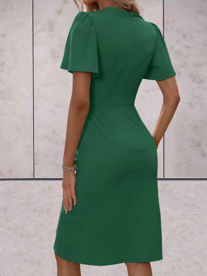 Figurbetontes Damenkleid mit ausgestellten Ärmeln