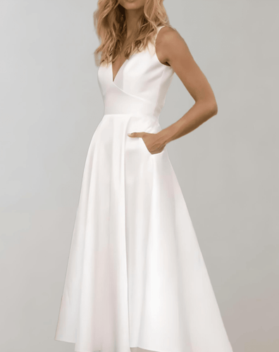 Echoarchiv | Weißes Minimalistisches Brautkleid Mit Tiefem V-Ausschnitt Und Taschen