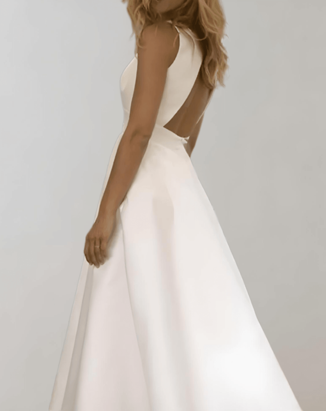 Echoarchiv | Weißes Minimalistisches Brautkleid Mit Tiefem V-Ausschnitt Und Taschen