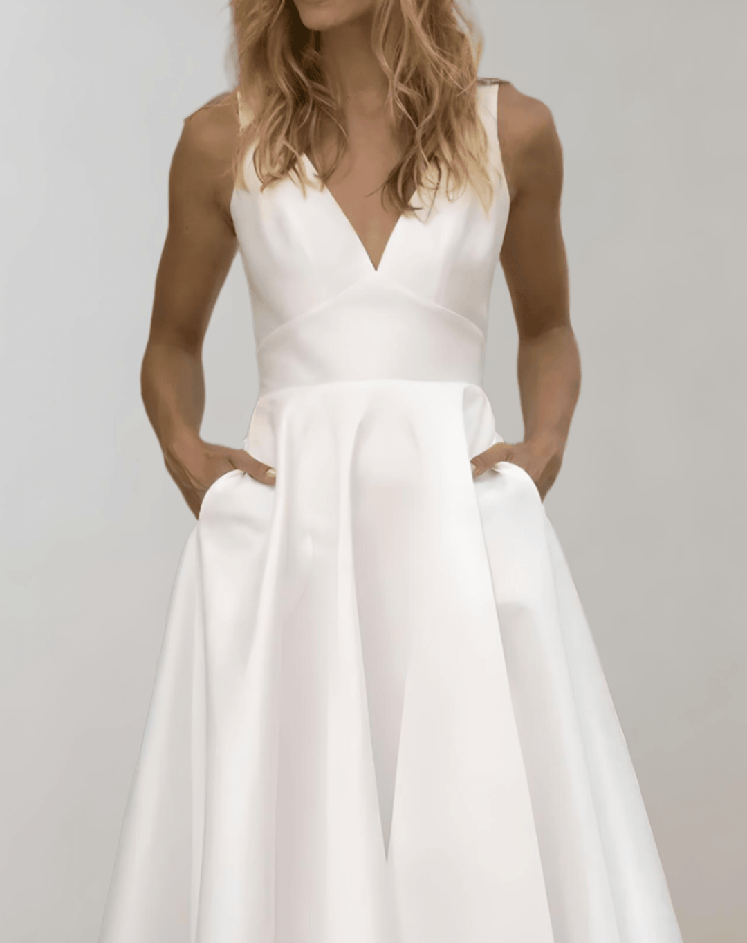 Echoarchiv | Weißes Minimalistisches Brautkleid Mit Tiefem V-Ausschnitt Und Taschen