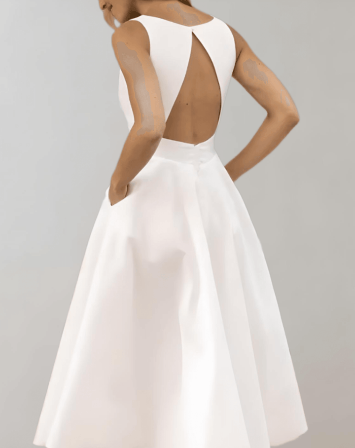 Echoarchiv | Weißes Minimalistisches Brautkleid Mit Tiefem V-Ausschnitt Und Taschen