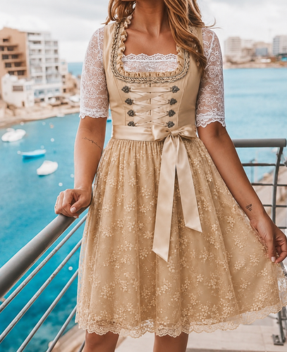 Echoarchiv | Traditionelles Deutsches Dirndlkleid mit Schnürmieder und Spitzenbluse