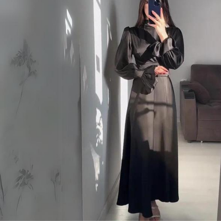 Das seidig weiche Kleid mit langen Ärmeln