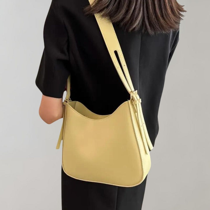 Schlichte und elegante Crossbody-Tasche im minimalistischen Design | Vegan – Avelisse