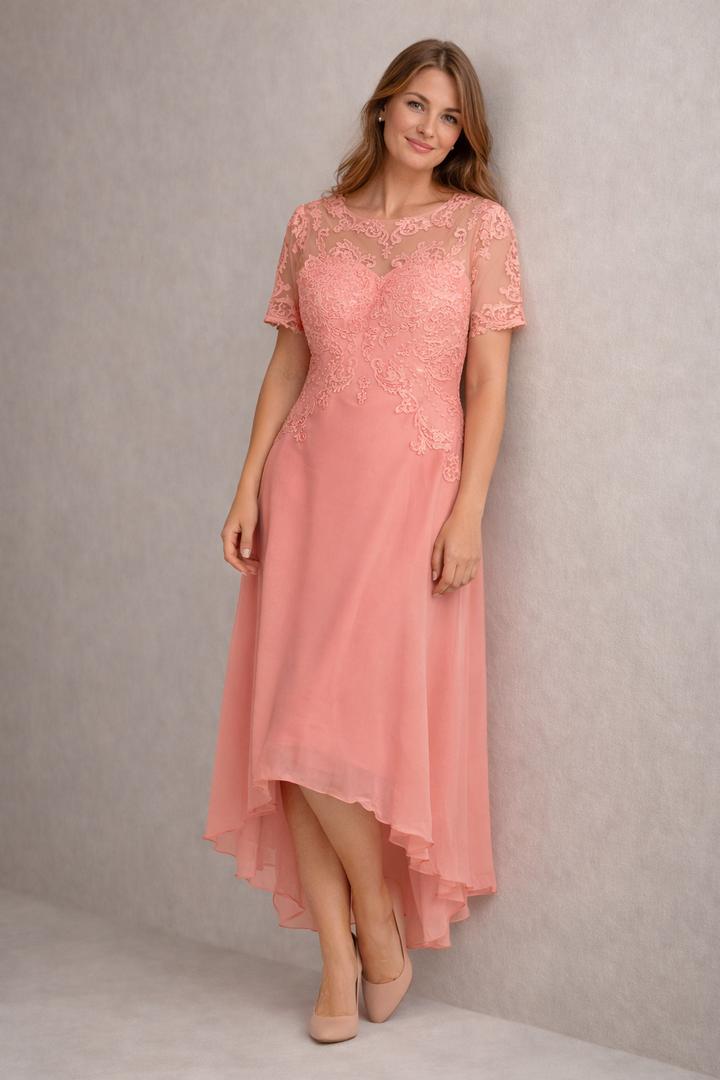 Echoarchiv Damen Abendkleid mit Spitze und kurzen Ärmeln