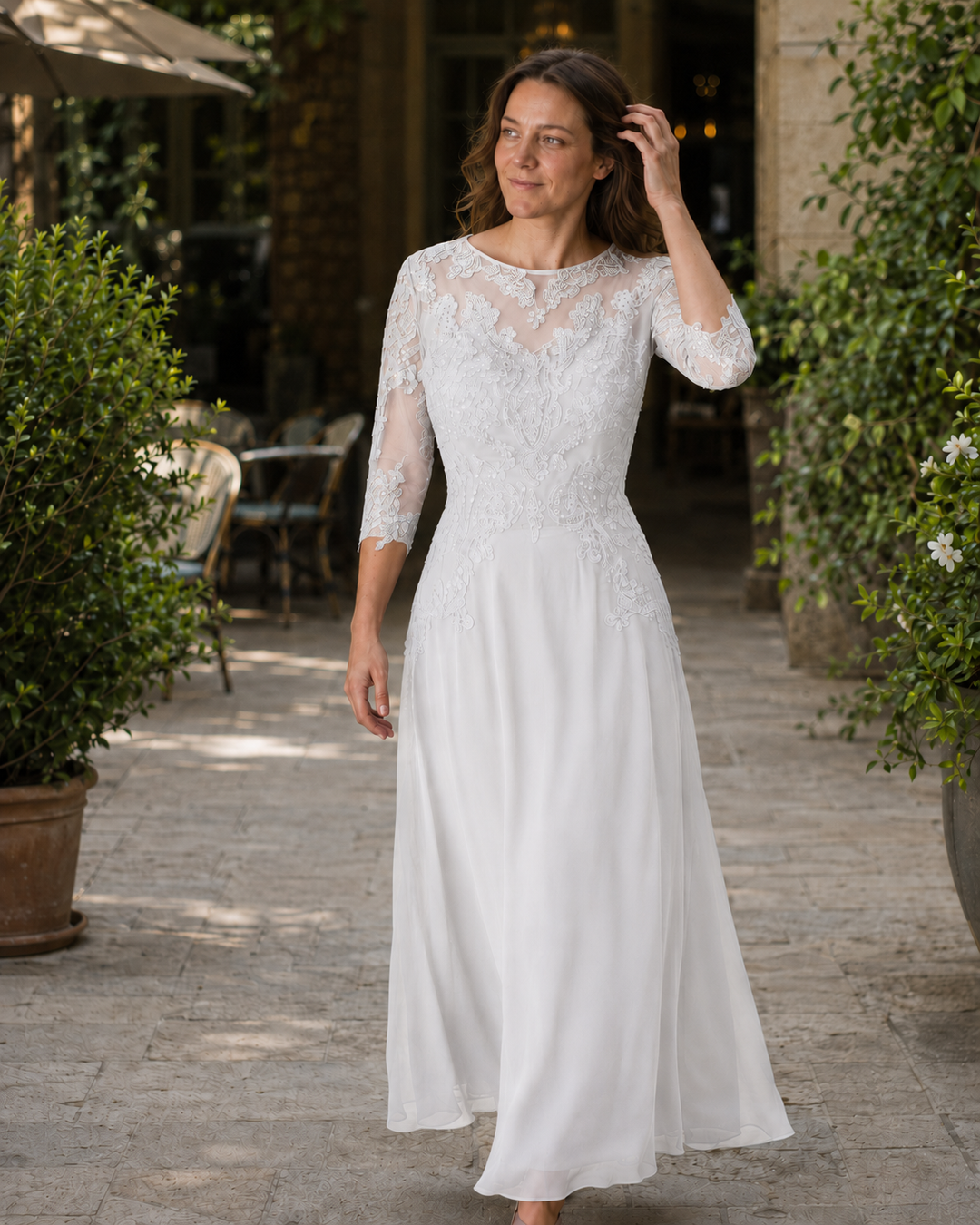 Damen Abendkleid mit Spitzenoberteil und fließendem Rock – Élara