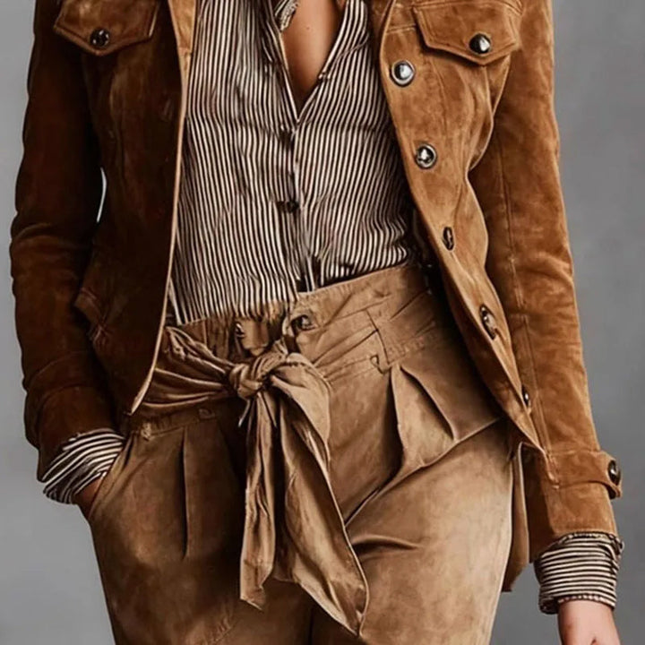 Echoarchiv | Wildleder Knopf-Jacke mit Kurzem Schnitt