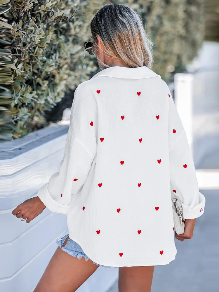 Echoarchiv | Lässige Frühlingsbluse mit Besticktem Herz für Damen