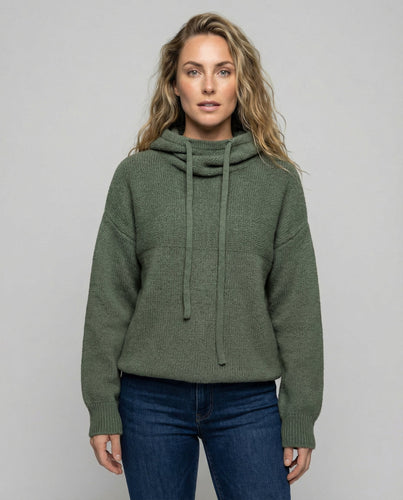 Lässiger, stilvoller Pullover mit Stapelkragen | Echoarchiv