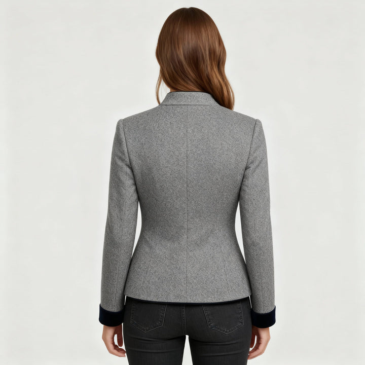 Damen Kurzjacke mit Mehrknopfleiste und Farbakzenten | Echoarchiv