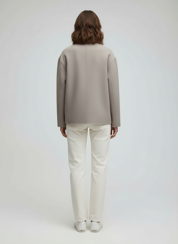 Damenjacke – Kurze Wolljacke in Beige mit Stehkragen & Knopfverschluss – Célinea