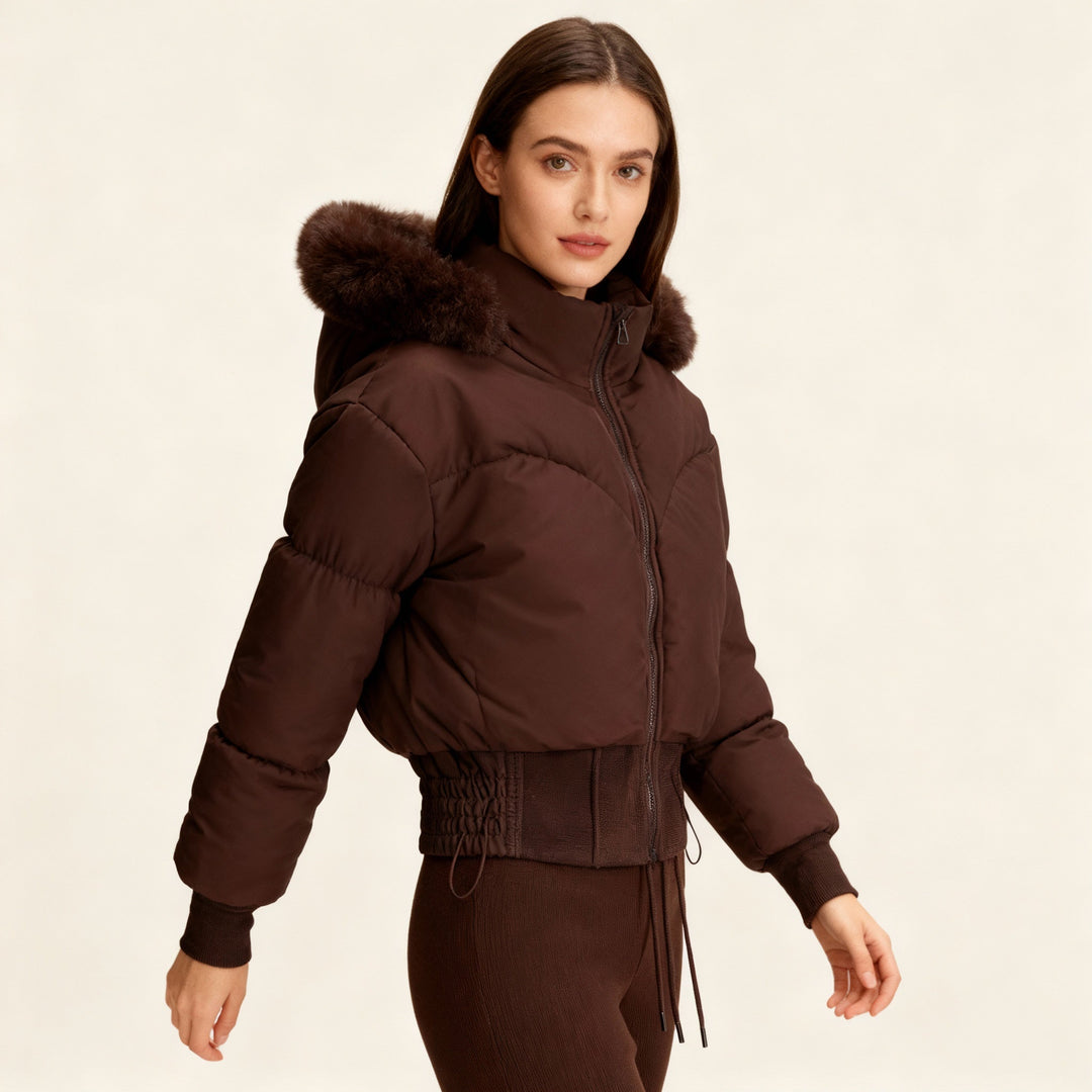 Damen cropped Daunenjacke mit abnehmbarer Kapuze und Kunstfellbesatz – Célinea