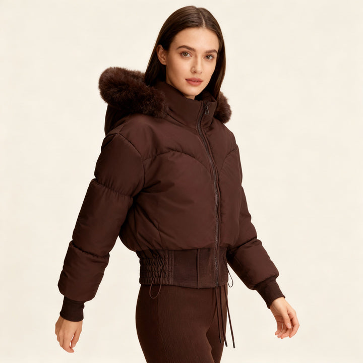 Damen cropped Daunenjacke mit abnehmbarer Kapuze und Kunstfellbesatz – Célinea