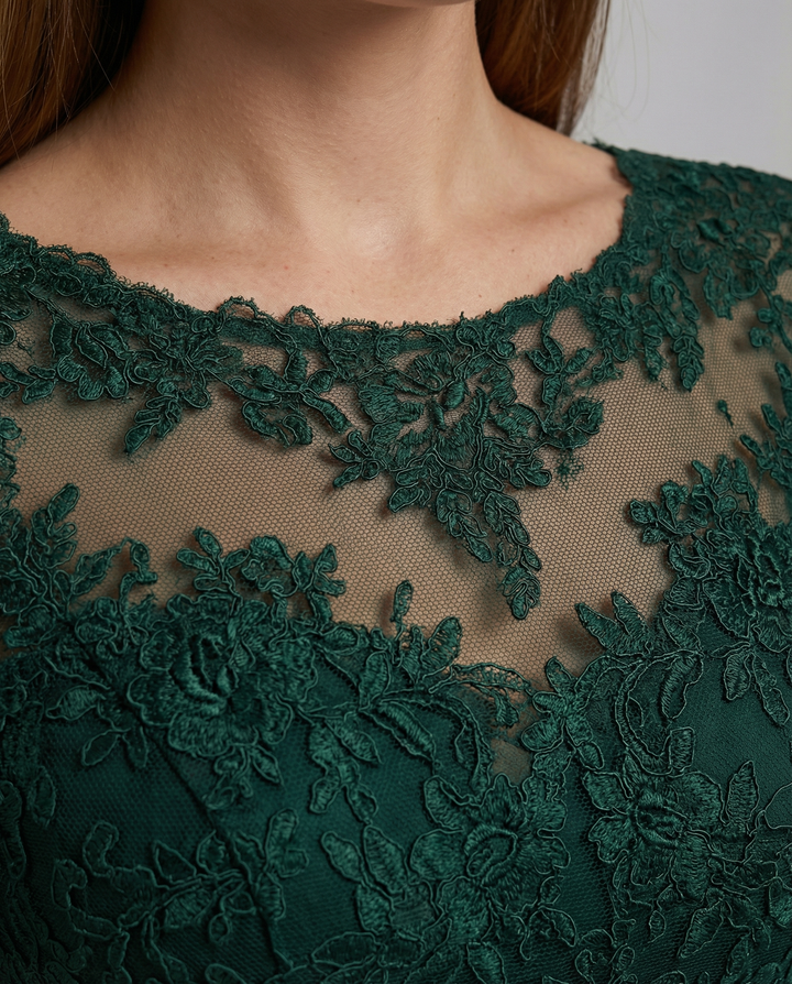 Festliches Maxikleid mit Spitzenbesatz für Damen | Echoarchiv