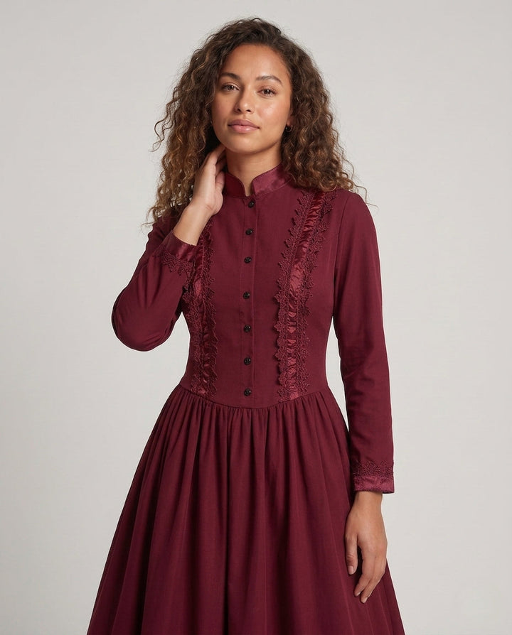 Damen Elegantes historisches Kleid mit detaillierter Blumenstickerei – Élara