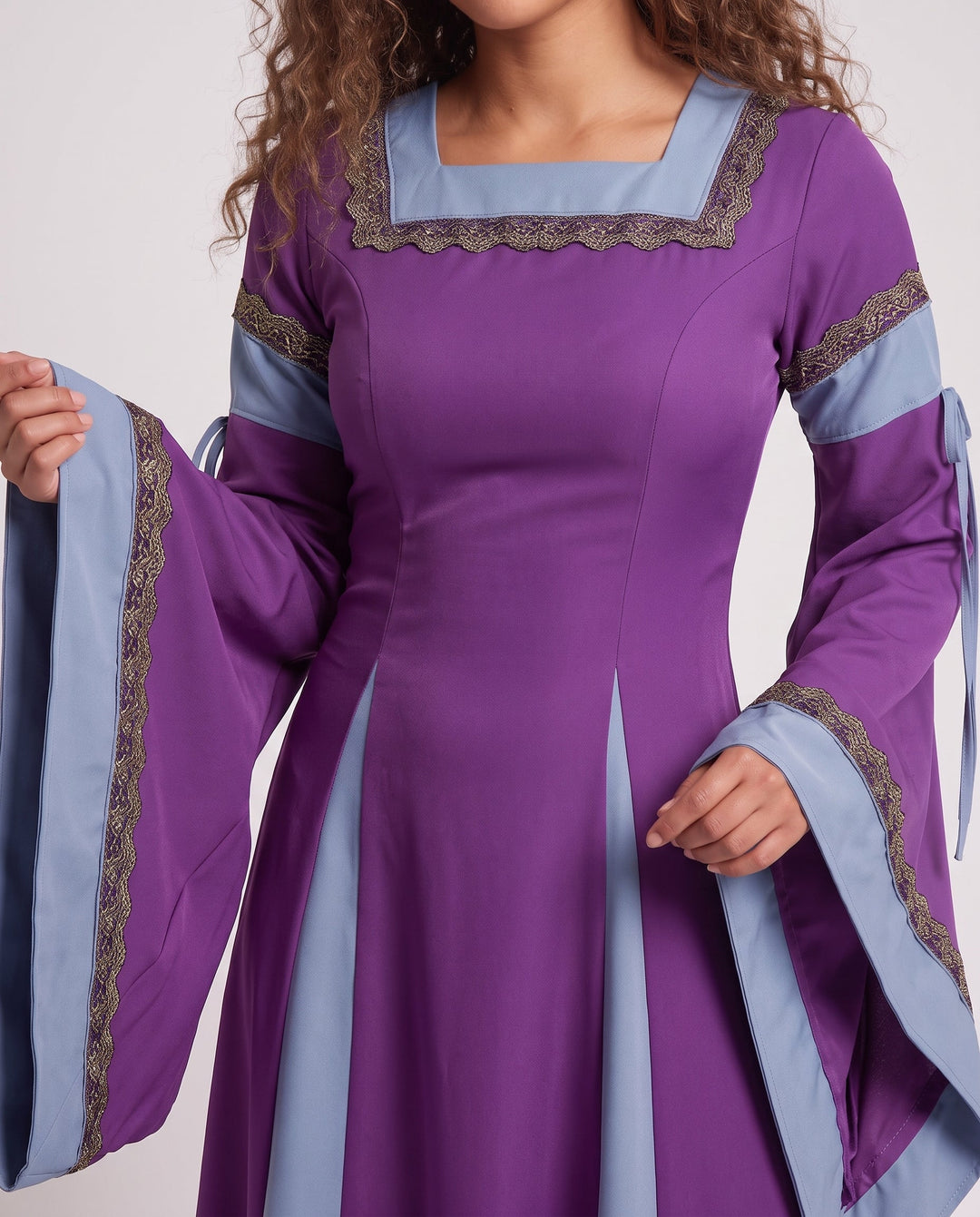 Damen Historisches Kleid mit langen, fließenden Ärmeln und dekorativem Schnürdetail Echo Archiv