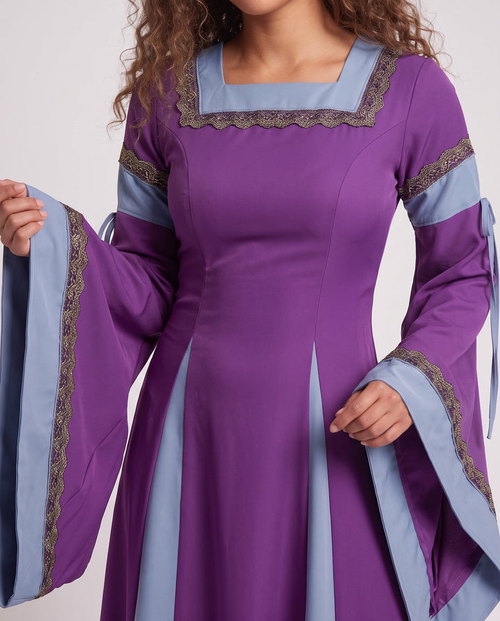 Damen Historisches Kleid mit langen, fließenden Ärmeln und dekorativem Schnürdetail Echo Archiv