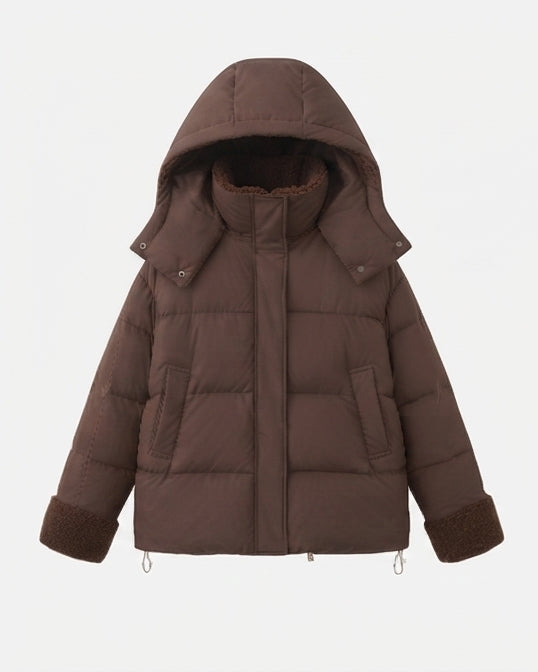 Damen kurze gesteppte reisefreundliche Winterparka mit Teddyabschlüssen, verstaubarem Kapuze und geräumigen Seitentaschen